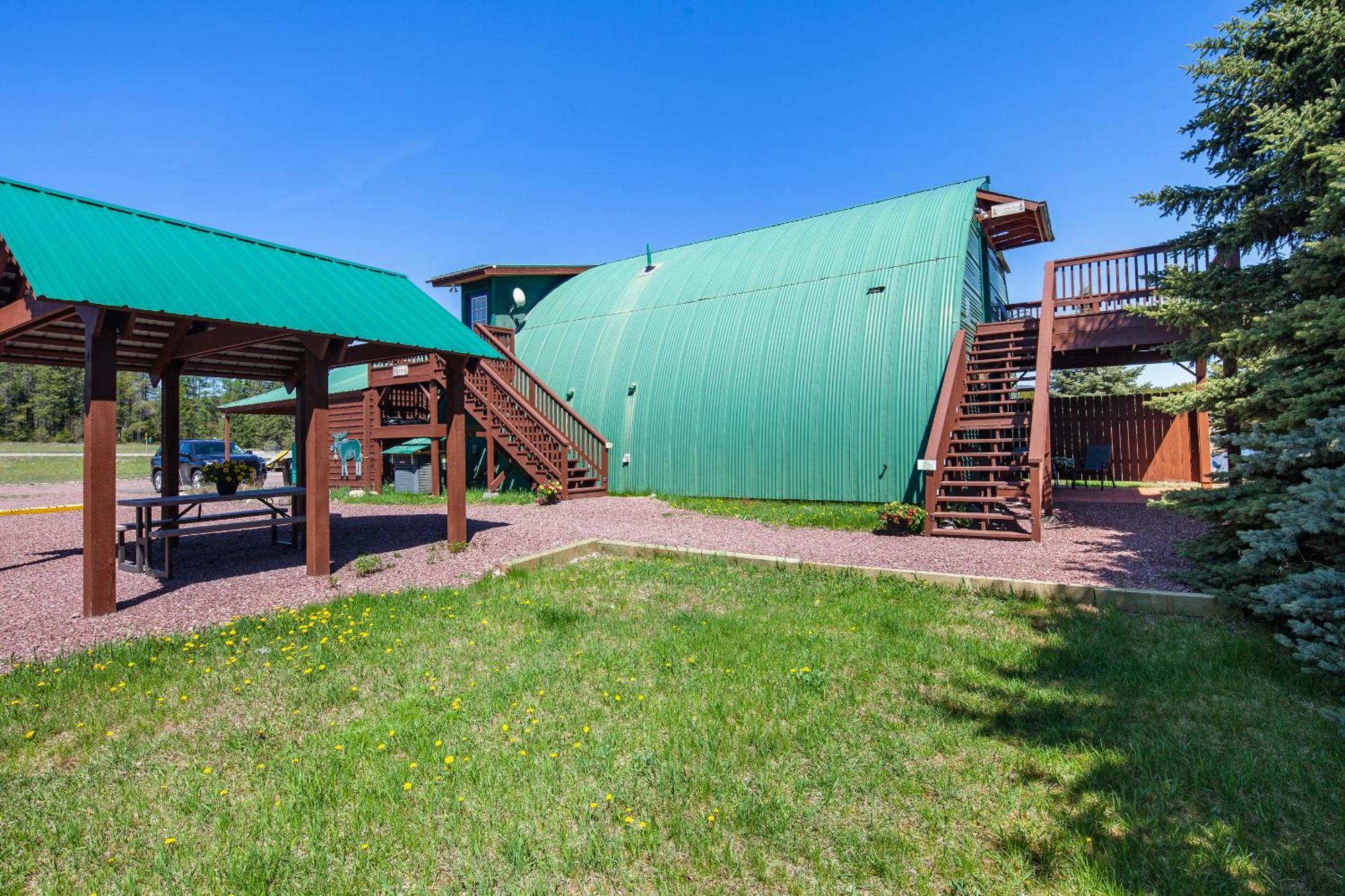 Sky Eco - Glacier General Store And Cabins Coram Exteriér fotografie